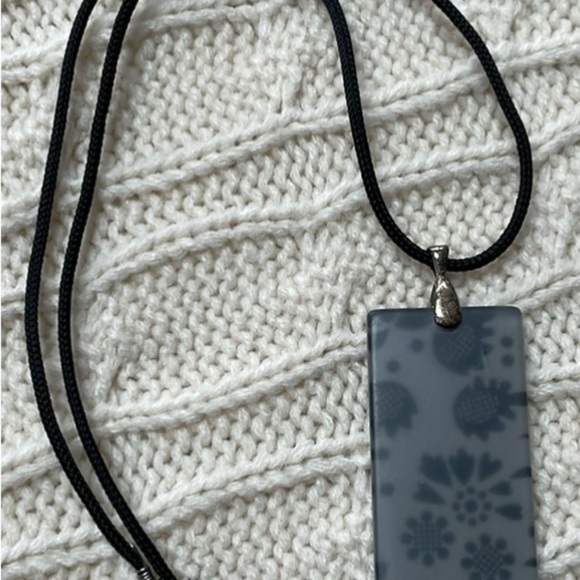 Necklace. Floral. Lobster claw, silver toned clasp. Black and gray. 11.5” long. - Picture 6 of 6